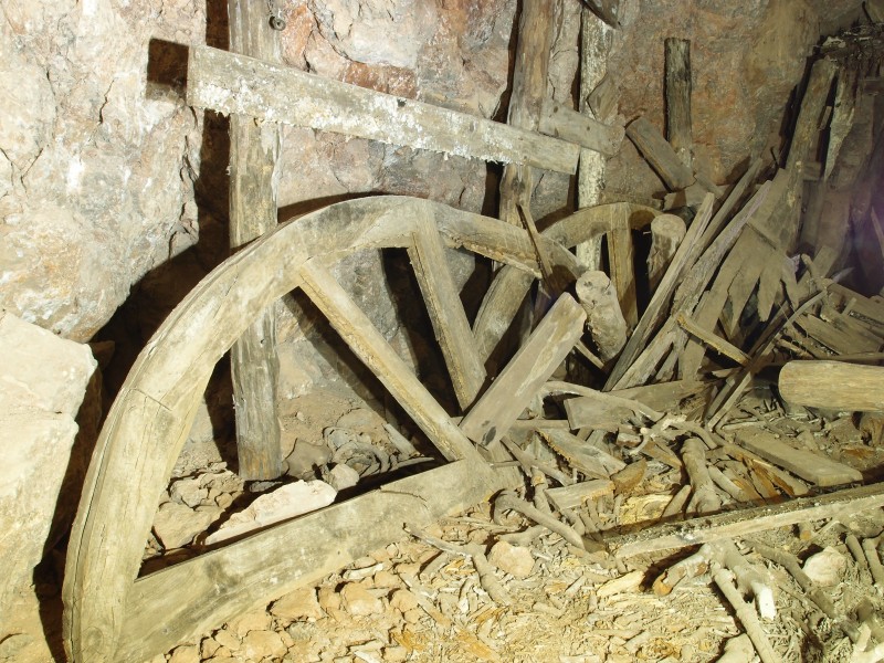 P6067752.JPG - Old timbers and arch former.