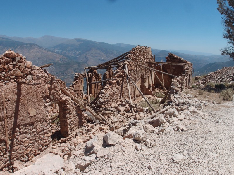 P6067782.JPG - Very old mine buildings along the track. Altitude 1120m.