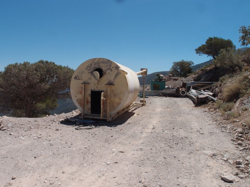 P6067787.JPG - Old machinary dump, with an open cut leading to a old assey workshop.