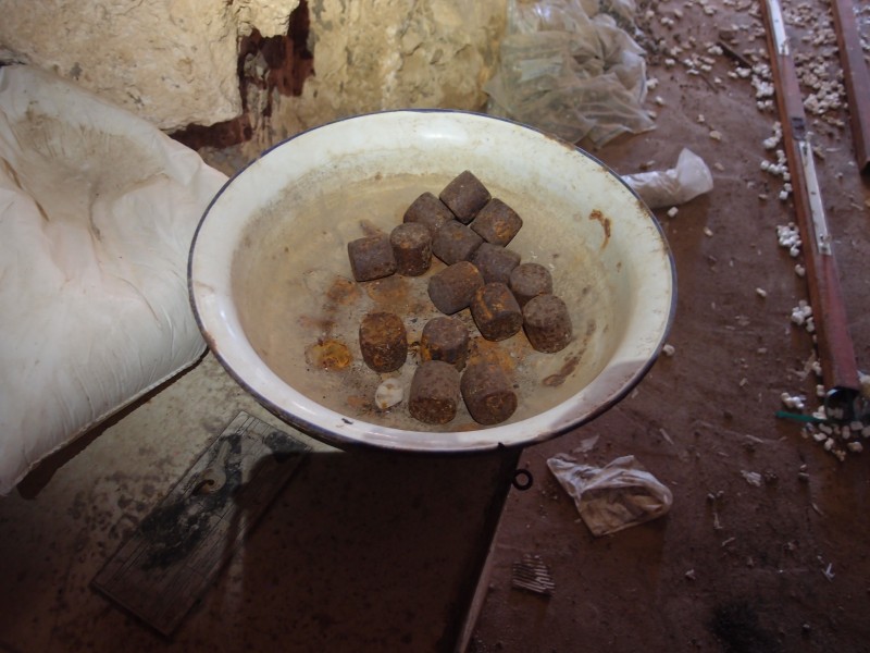 P6067797.JPG - Bowl with balls from a mill.