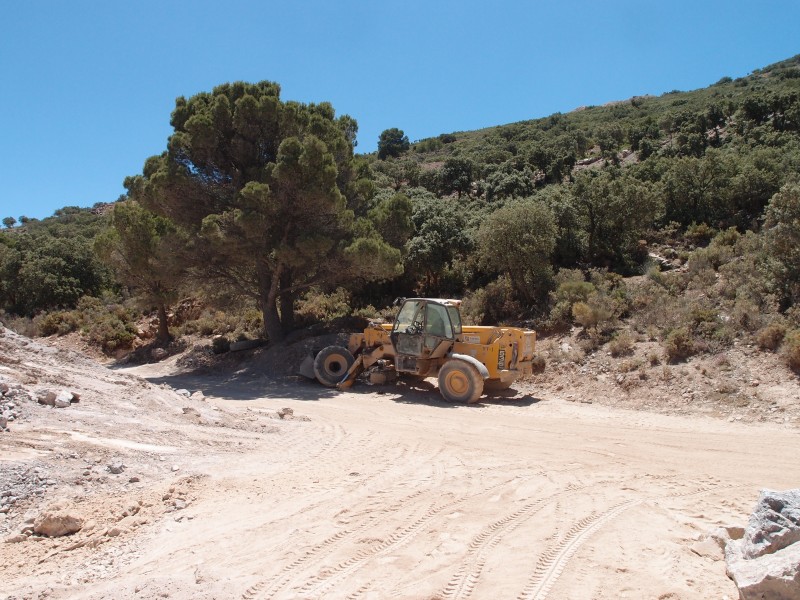 P6067817.JPG - Broken telehandler near the fifth adit.