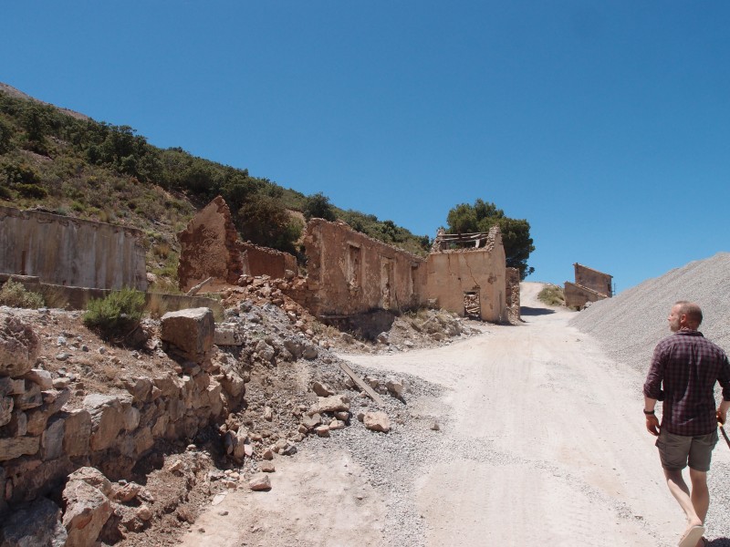 P6067832.JPG - Returning back to the main track again and going higher up. Ore for sure on the right hand side.