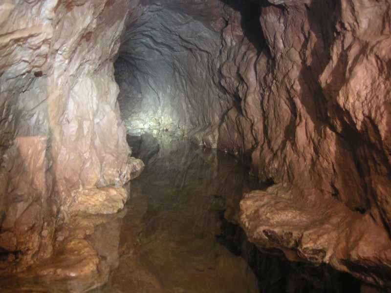 sr_chocolatecanal3.jpg - Chocolate Canal, looking further in, a nice picture with the passage roof reflected in the water.