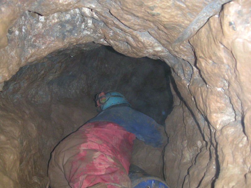 sr_gulfbypass.jpg - When we first came into the Shaking Gulf, it was onto a ledge about a third of the way up, but on the way out you can exit via the Gulf By Pass - no climbing, but a grovel instead.