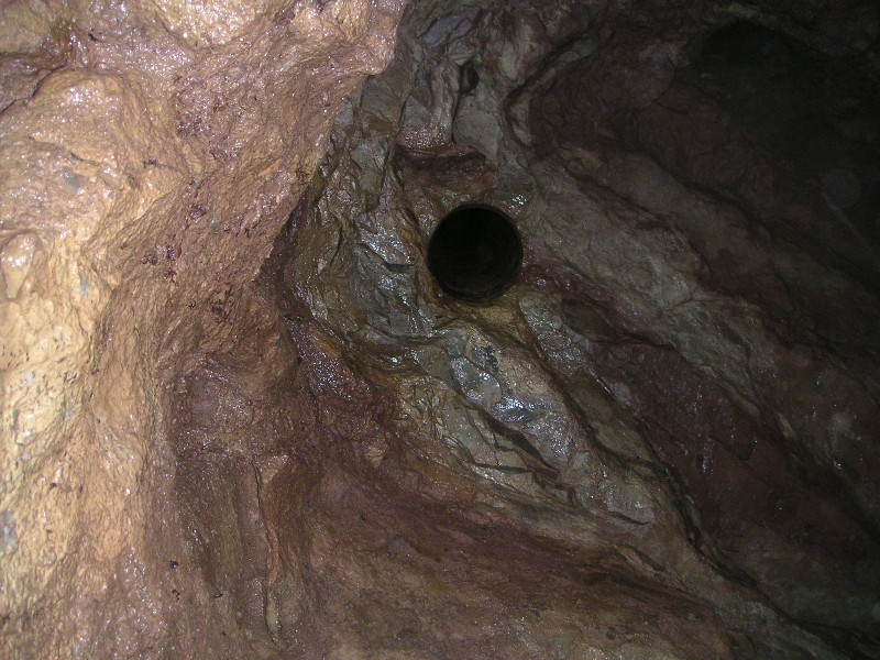 sr_shakinggulborehole2.jpg - The bore hole in Shaking Gulf located above the ledge.