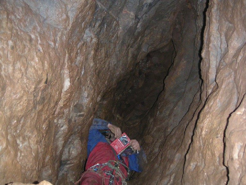 sr_deadendrise.jpg - At the top of the 90° sqeeze described in the last picture, we look like right tourists with a guide book.