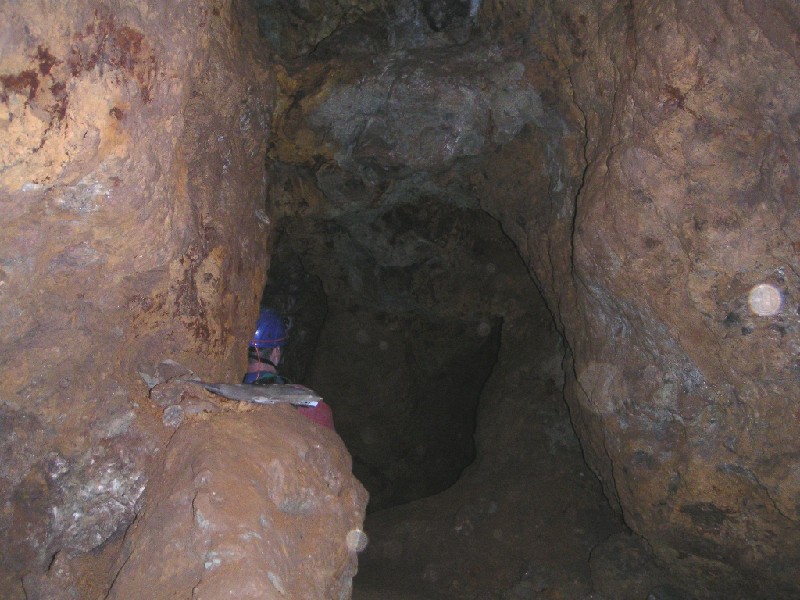 sr_passageoutofsixwayschamber.jpg - Looking down the passage to the Stream Galleries out of Six Ways Chamber.