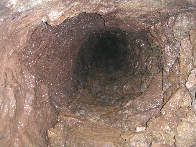 sr_shaftsixwayschamber.jpg - Looking up the shaft in the Six Ways Chamber.