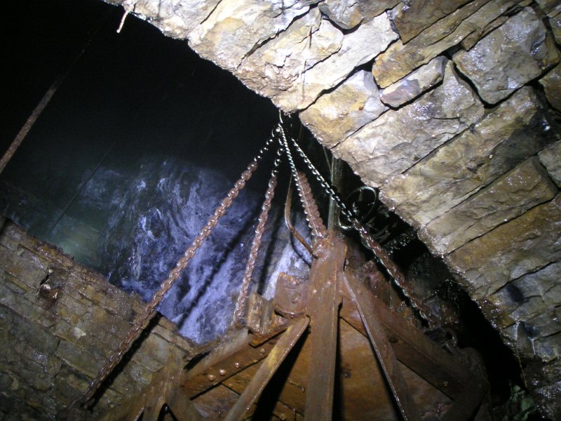 sfl_08_upintoengineroom3.jpg - Looking up into the engine room.