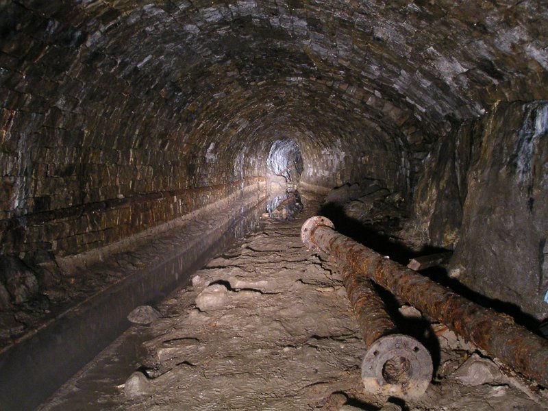 sfl_10_levellargepipes2.jpg - View out of the cage access passage, back towards the portal - a long way.