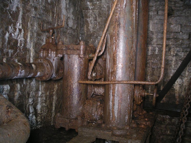 sfl_17_pipework1.jpg - Some of the pipe work at the top of the shaft in the engine room.