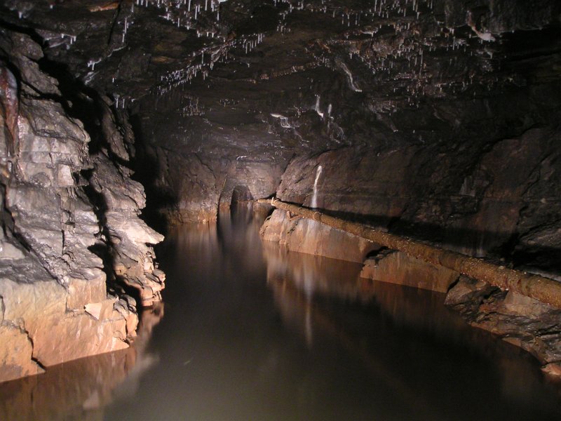 sfl_20_thelevel_view2.jpg - Futher along on the way out. Most of the level has been driven just below the limestone and so apart from the collapse near the entrance the passage is in excellent condition.