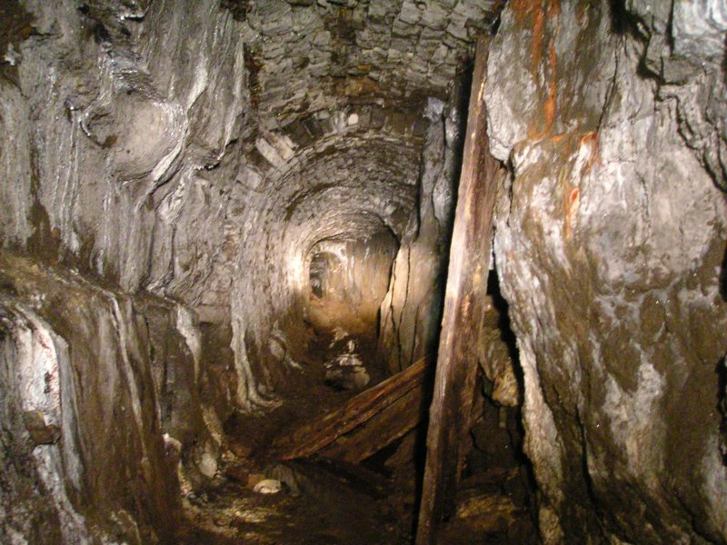 sc_barons_schorselevel.jpg - After the chamber you can see the Smallcleugh Horse Level continuing on, this is the way to go to reach Longcleugh (Frog) Shaft.