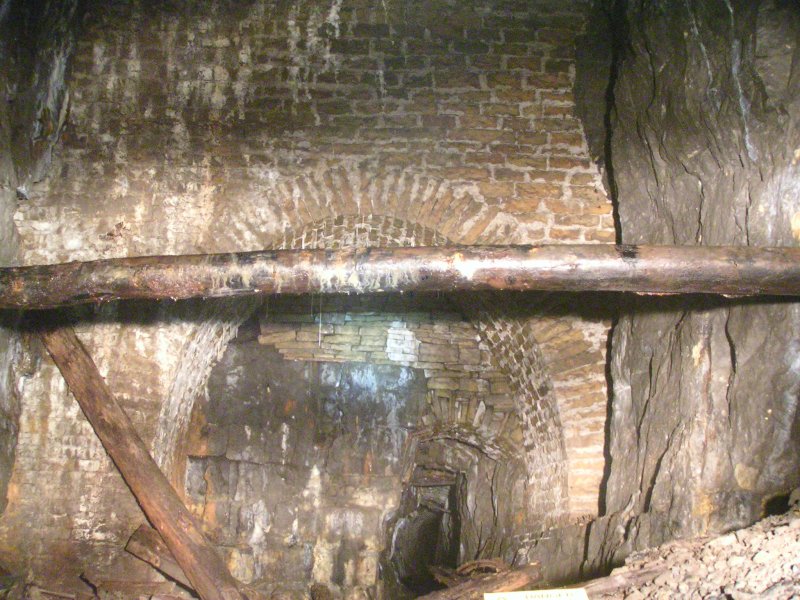sc_barons_sump1.jpg - Baron's Sump. There are entrance passages in the chamber, this is what we saw from where we came in from.