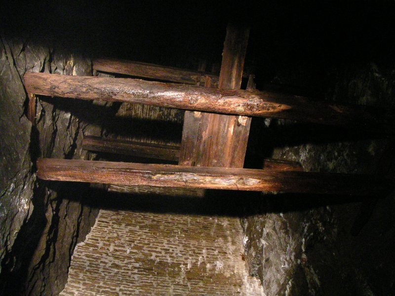 sc_barons_sump3.jpg - Looking up you can see a very large timber platform, and past this the brick lined roof some 12m above.