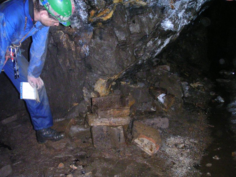 sc_carrsxv2.jpg - ... and this wooden box. This part of the vein needs further exploration, as the passages do go on and there are various rises.