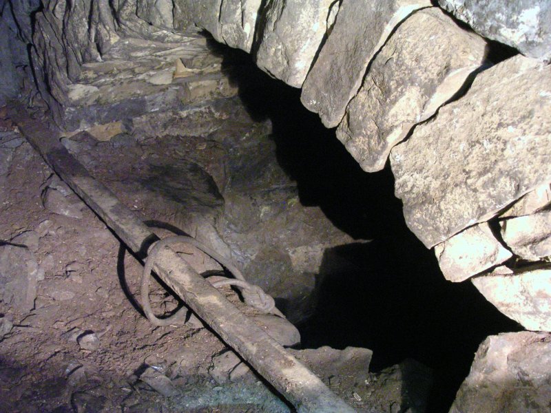 sc_rise2.jpg - The rise in the previous picture took us into a level above, and then we found another rise whihc took us to another level above the first one. This is the 'letterbox' we came up from.