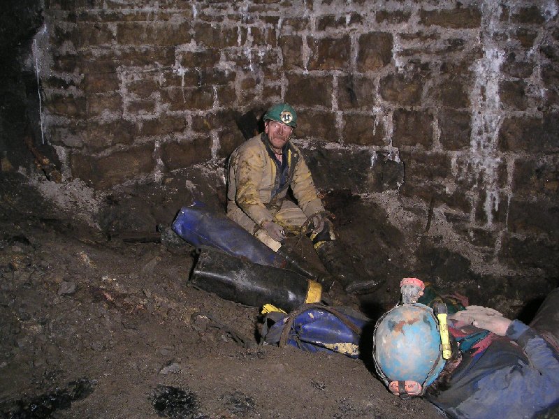 sc_baronssump2.jpg - Back at Baron's Sump, everyone feeling rather tired, Charlie ready to sleep, Mark wondering something by the look on his face? Humm was this plain old over doing it after the surface shaft or the slow effects of bad air?