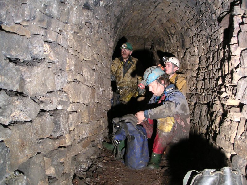 sc_sublevelabovecarrsandlongcleughvein1.jpg - In the sub level above Carr's Cross and Longcleugh Veins, the stone passages here are in fantastic shape with no collapses.