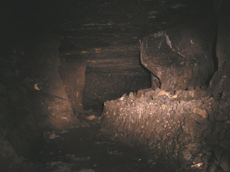 sc_sublevelabovecarrsandlongcleughvein4.jpg - A slightly better view of the flat.