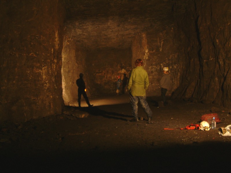 sc_ballroom7.jpg - Another picture of the Ballroom this time using our normal defused spot lamps. Jim, Lucy and Laura who we met there are in the picture, showing a depth perception of the Ballroom.