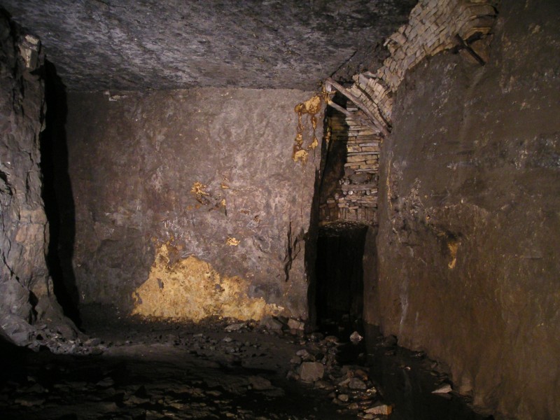 sc_ballroom_antichamber.jpg - The antechamber before the Ballroom. The Ballroom entrance is to the left, and the passage straight on leads to the Longlceugh Vein.