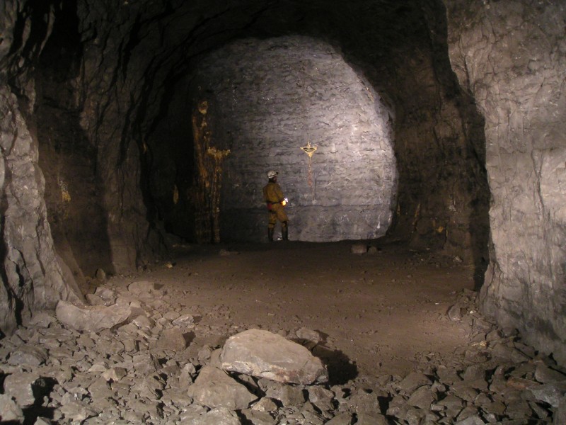 sc_letterbox_echo_chamber1.jpg - The 'Echo' chamber in the Letterbox warren. This chamber is like the catacombs you find under old cathedrals, with is rounded ceiling.