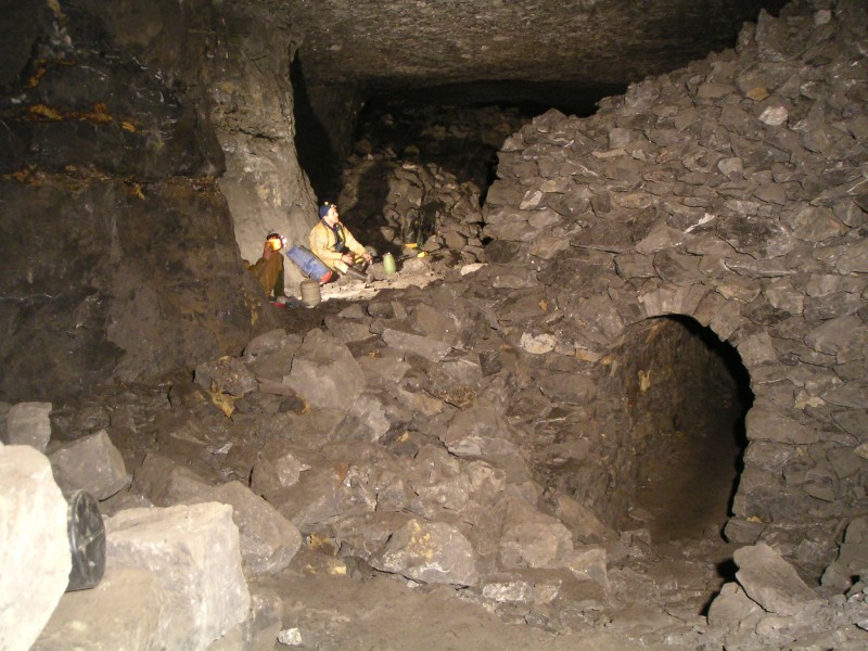 sc_letterbox_lunch.jpg - Inside the Letterbox warren, in one of the main flat areas having lunch. The passage leads to a little sublevel under the flats.
