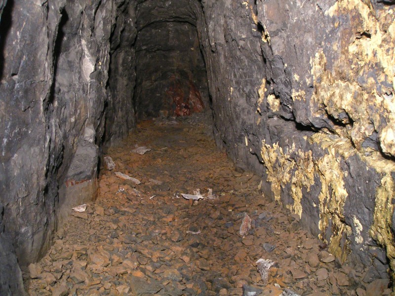 sc_oldfan_sublevel_postwater.jpg - As we where coming out of the sublevel, this blind was noticed, it has a rusty residue on the floor that indicated that it was flooded at some point.