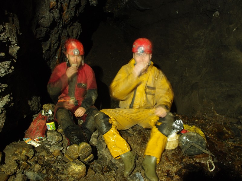 P7242986.JPG - A blurry lunch photo. Stopes above the Middlecleugh 2nd Sun Vein.