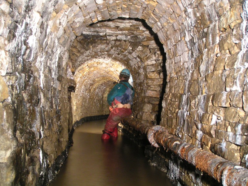 PICT1850.JPG - Further along from the rise looking back the way we came. The hopper to the right is blocked with deads. All in all the condition of the passage here is very good.