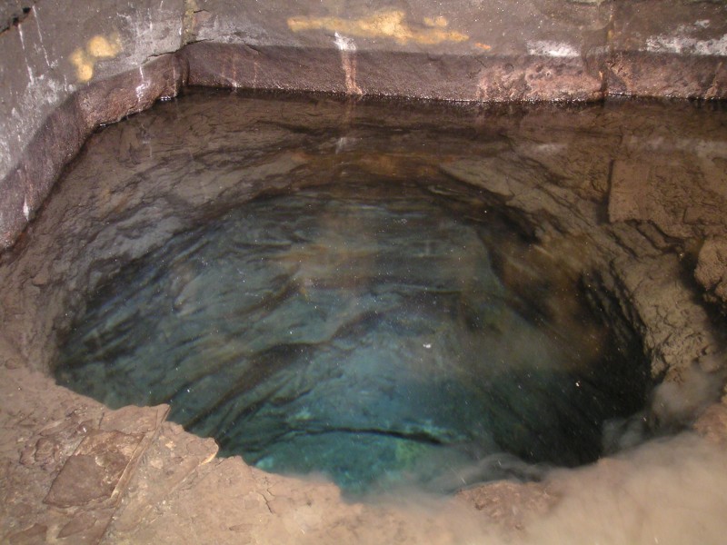 sc_1sunvien_foreheadbluepool.jpg - The deep blue pool, along the 1st Sun Vein.