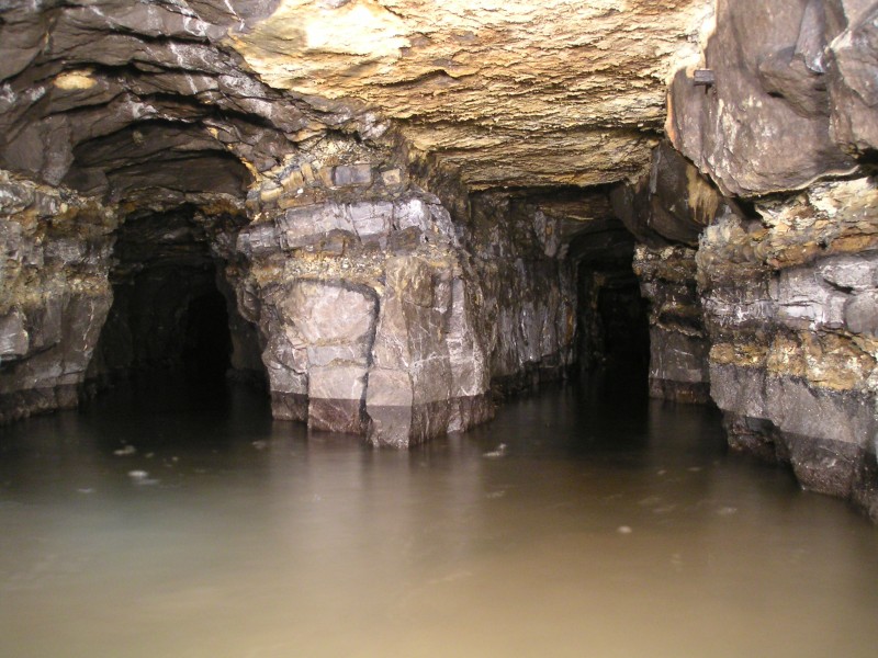 sc_1sunvien_toforehead.jpg - Further along the 1st Sun Vein you reach this junction, the one of the right is only short and leads to the flooded sump in the next picture.