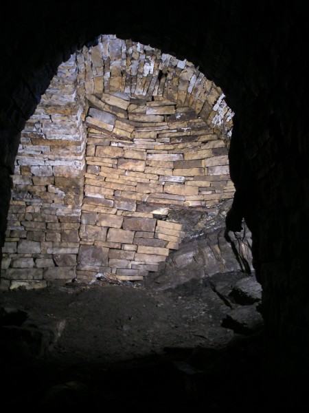 sc_archingabove_grottosump2.jpg - Back up with a view of the walling to the side of the sump.