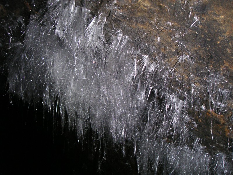 sc_grotto_sublevel7.jpg - A close up of the epsomite crystals in the sublevel, it is difficult to perceive the size, but these are over 20cm!