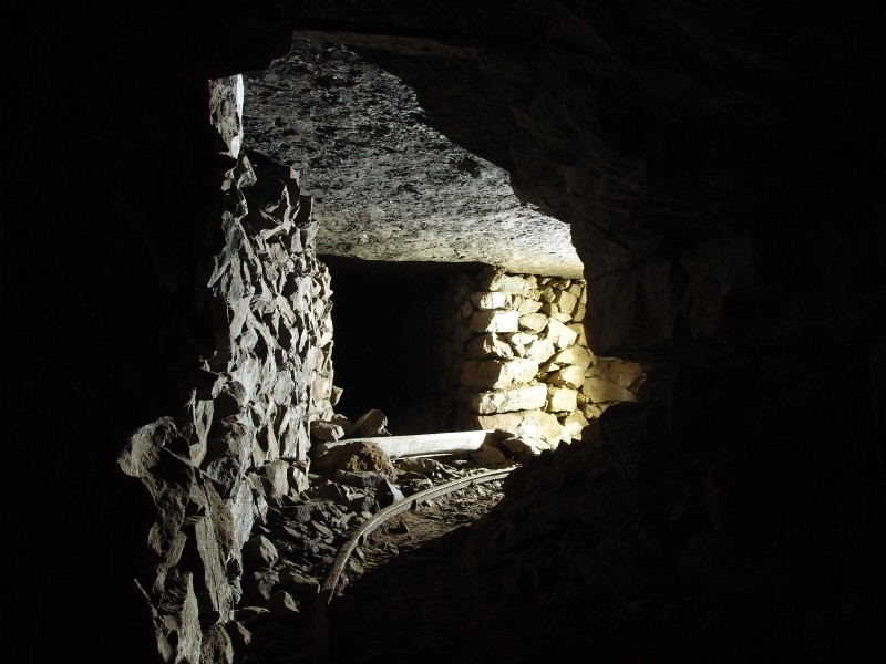 P7246237.JPG - Corner on the main level through the flats, the blind sump is straight on. Heading towards the camera takes you to the sump that connects with the Hard Crosscut.