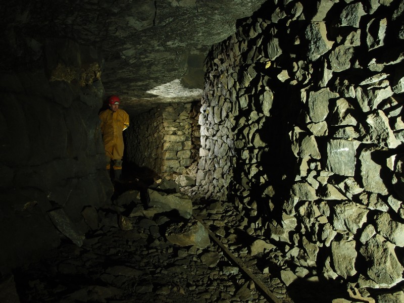 P7246251.JPG - More pack walling.