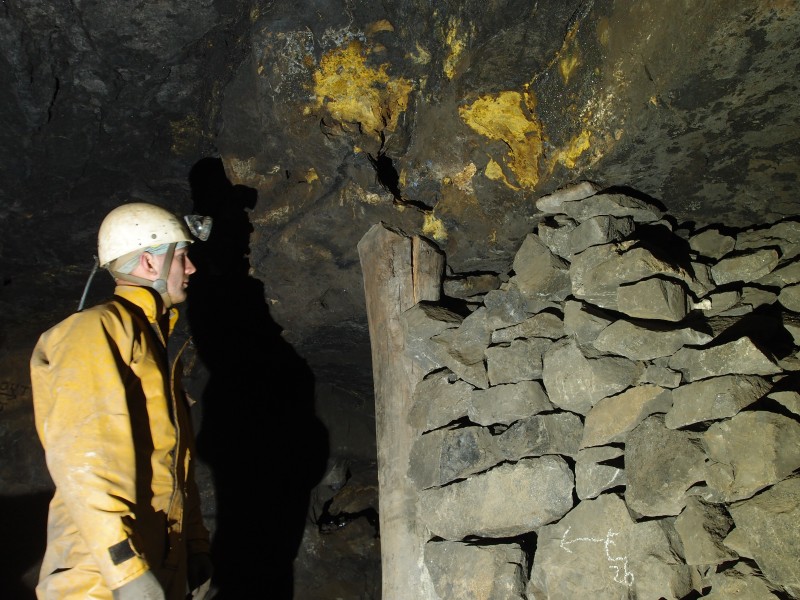 P7246269.JPG - Splintered pillar. The pack walling is jammed solid up against the roof here - under pressure, wasn't that a song?
