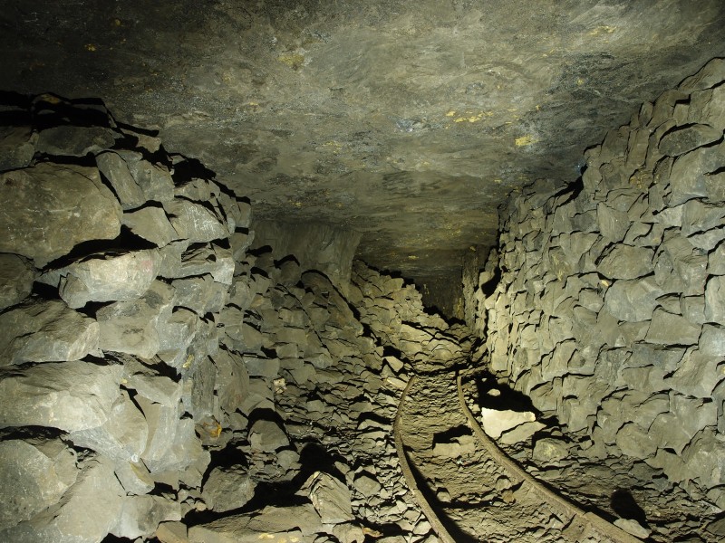 P7246276.JPG - Looking down the passage that leads to the High Zinc Flat.