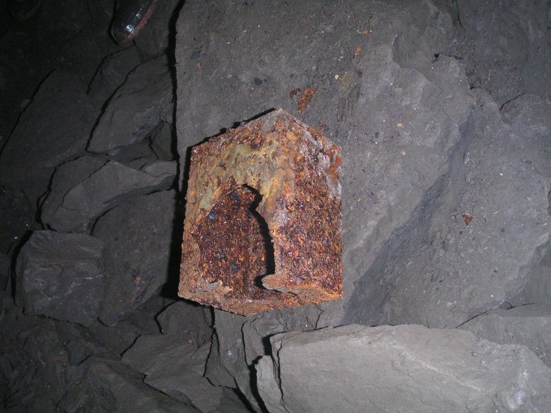 sc_sublevel1_tin.jpg - A rectangular tin box found towards the end of this stope.