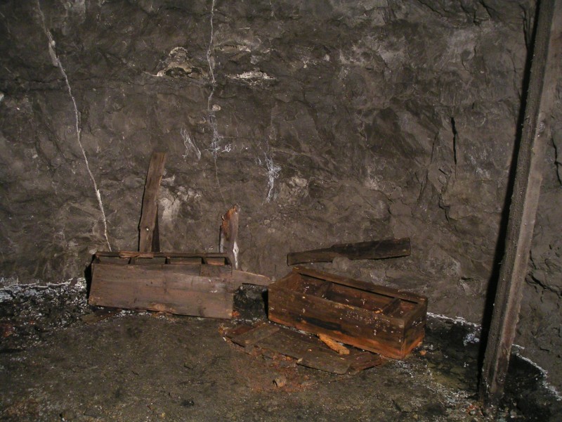 sc_sublevel2_boxesA.jpg - Round the corner and these greeted us. The one on the left has the explosives and the one on the right has the detonators and fuse.