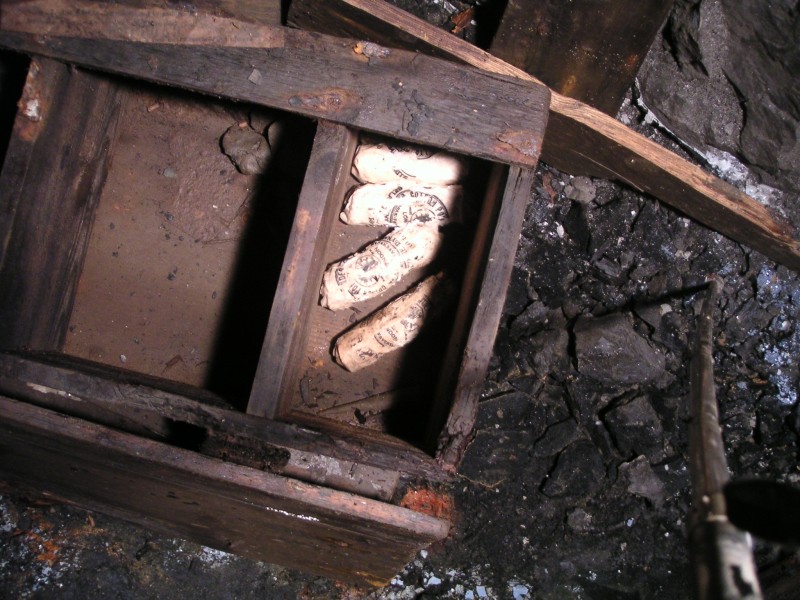 sc_sublevel2_boxesAdynamite.jpg - View inside the explosives box. If you look towards the bottom right of the compartment a wooden 'prodder' is visible - it is used for making holes in the dynamite so the detonator can be inserted. In the middle compartment some balls of clay can be seen, this would have probably been used for stemming the shot hole.