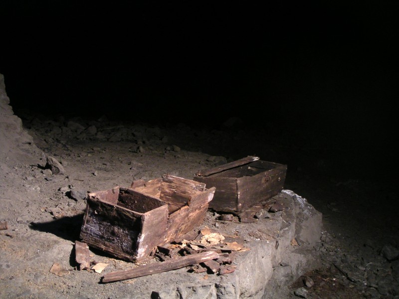 sc_sublevel2_boxesB.jpg - More explosive boxes in the flats.