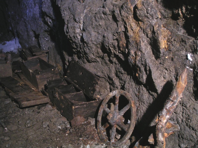 sc_sublevel2_boxesC1.jpg - Yet more boxes, wheels and tools.