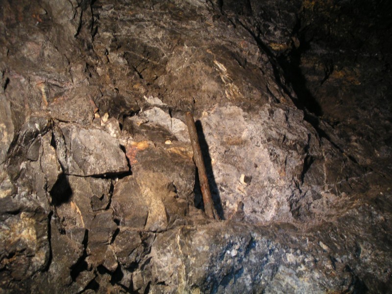 sc_sublevel2_drillbit.jpg - A bit on the blurred side, the drill steel.