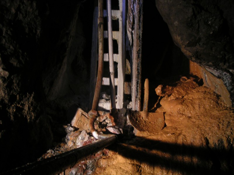 sc_sublevel2_rise.jpg - After the tipping truck, we entered an area where some flats had been worked, this is just before them. A rise with a calcified white ladder and air pipe.