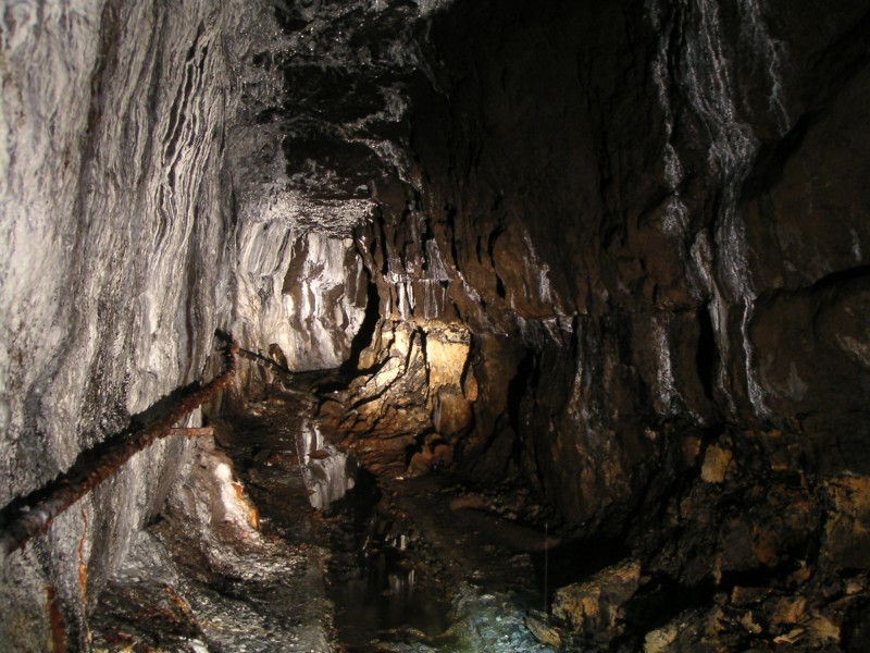 sc_longcleughvein.jpg - Longcleugh Vein looking east just before the cross cut junction, this part was heavily calcified.