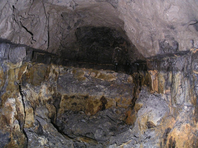 sc_longcleughvein_forehead.jpg - And past the ore truck the forehead of Longcleugh Vein, the more westerly part.