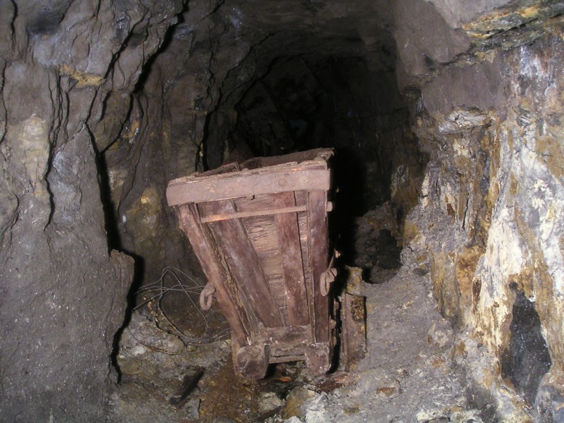 sc_longcleughvein_oretrucknearforehead2.jpg - Complete view of the ore truck.