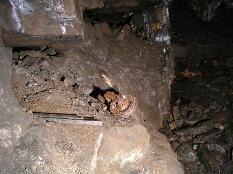 sc_pully_instope_abovelongcleughvein.jpg - A pully in the stope on the west side of Bogg Shaft.